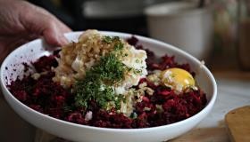 Шаг 3 приготовления Котлеты свекла манка лук сыр яблоки