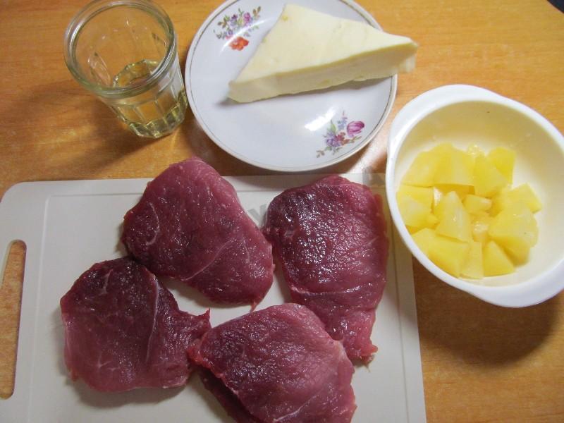 Шаг 1 приготовления Мясные медальоны с ананасами