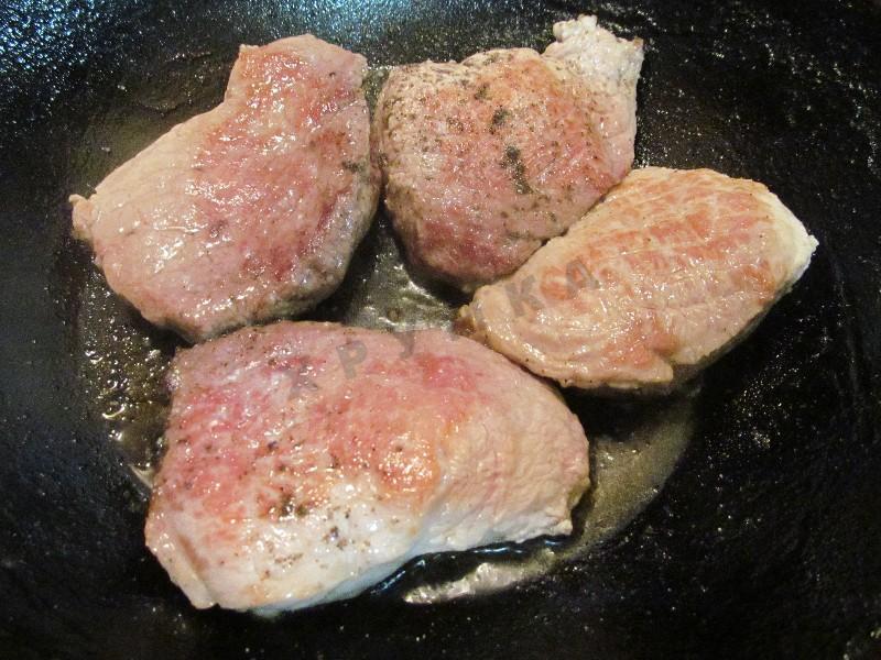 Шаг 3 приготовления Мясные медальоны с ананасами