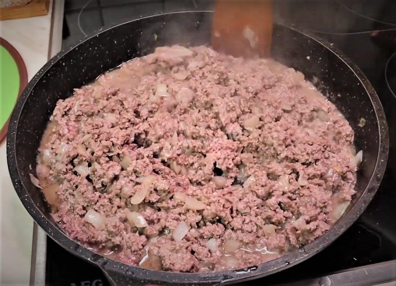 Шаг 3 приготовления Мусака с барашком, помидорами и травами