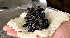 Шаг 1 приготовления Зразы из рисовой каши на молоке с черносливом