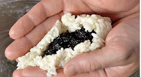 Шаг 2 приготовления Зразы из рисовой каши на молоке с черносливом