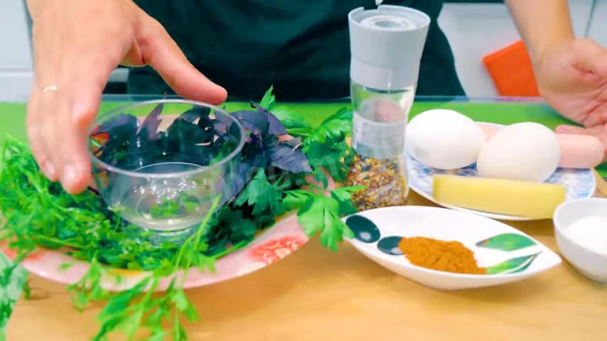 Шаг 1 приготовления Вкуснейшая яичница с сыром на завтрак
