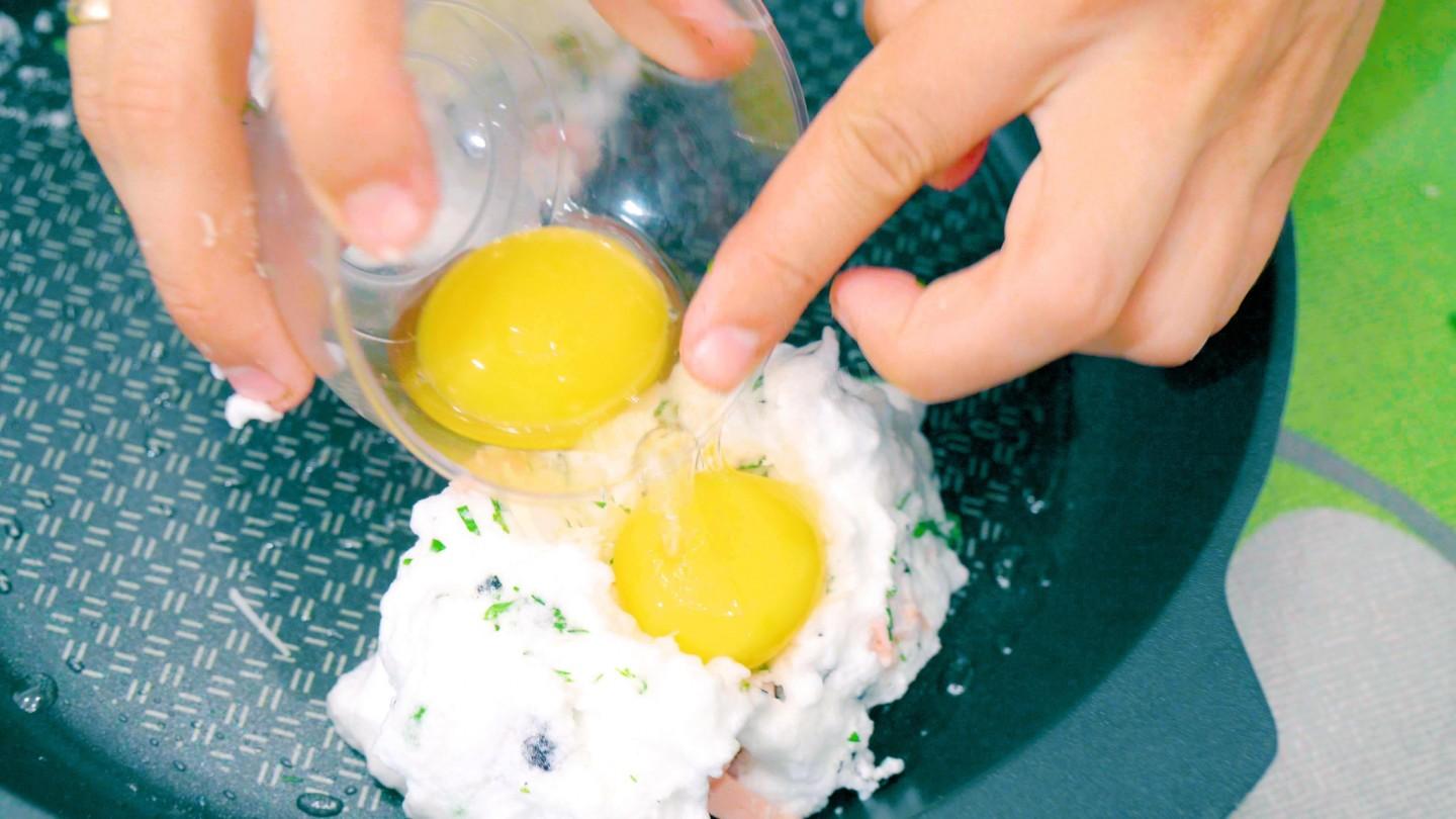 Шаг 10 приготовления Вкуснейшая яичница с сыром на завтрак