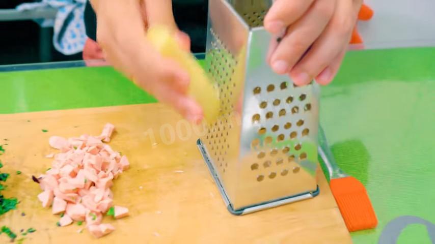 Шаг 5 приготовления Вкуснейшая яичница с сыром на завтрак