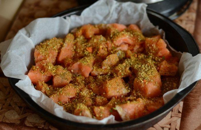Шаг 3 приготовления Печёная сёмга с тёртой свеклой а-ля Фаригуль