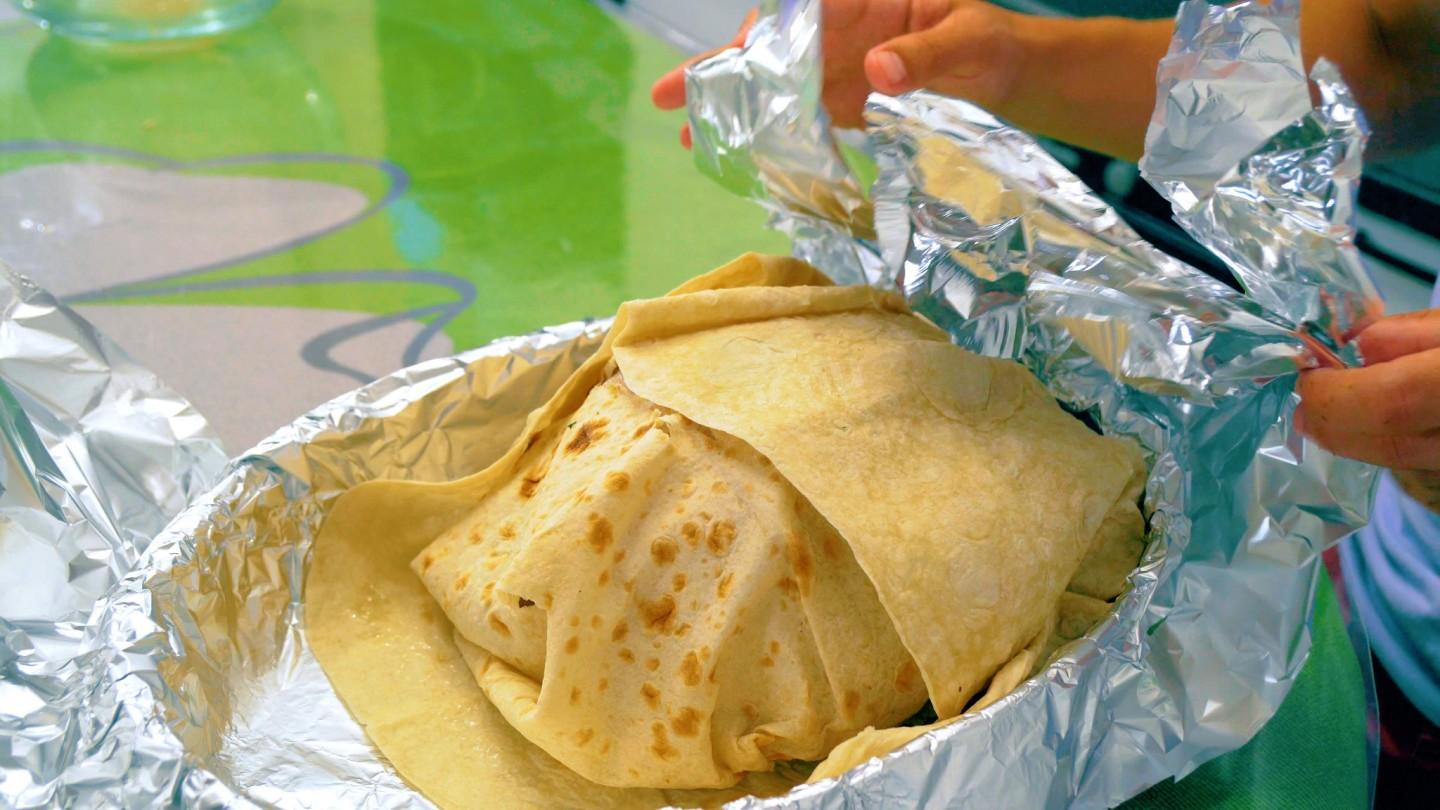 Шаг 12 приготовления Курица запеченная с томатами и твердым сыром в лаваше