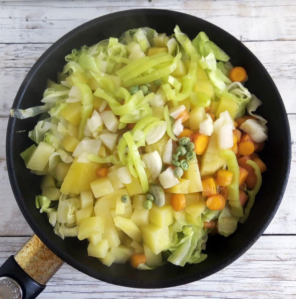 Шаг 10 приготовления Овощи тушеные на сковороде с картошкой и капустой