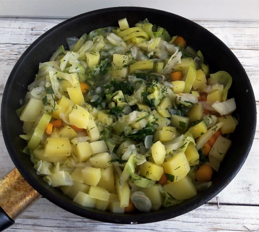Шаг 11 приготовления Овощи тушеные на сковороде с картошкой и капустой