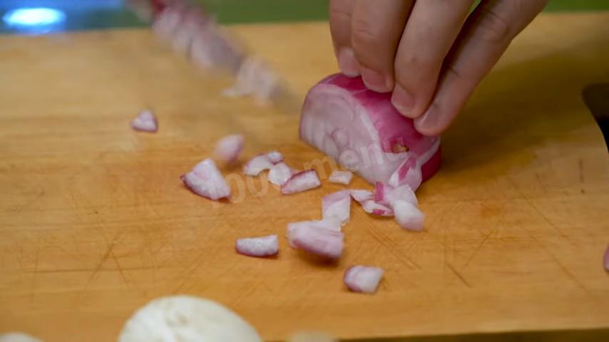 Шаг 1 приготовления Паста спагетти с шампиньонами и твердым сыром пармезан