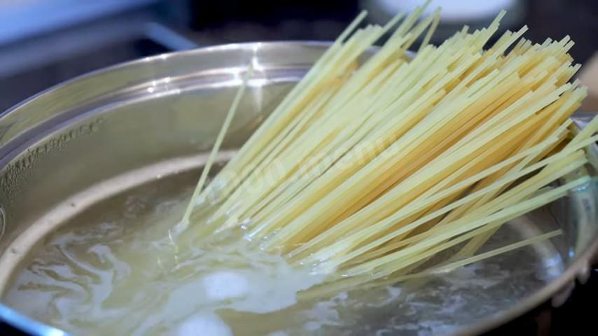 Шаг 3 приготовления Паста спагетти с шампиньонами и твердым сыром пармезан