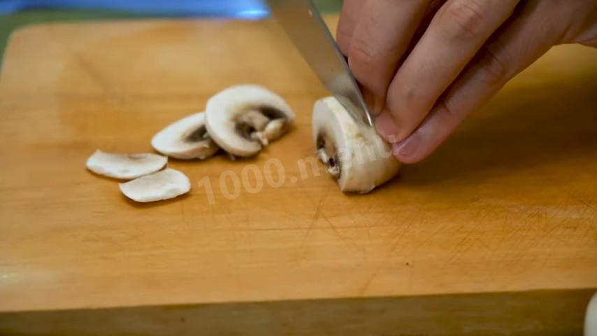 Шаг 4 приготовления Паста спагетти с шампиньонами и твердым сыром пармезан