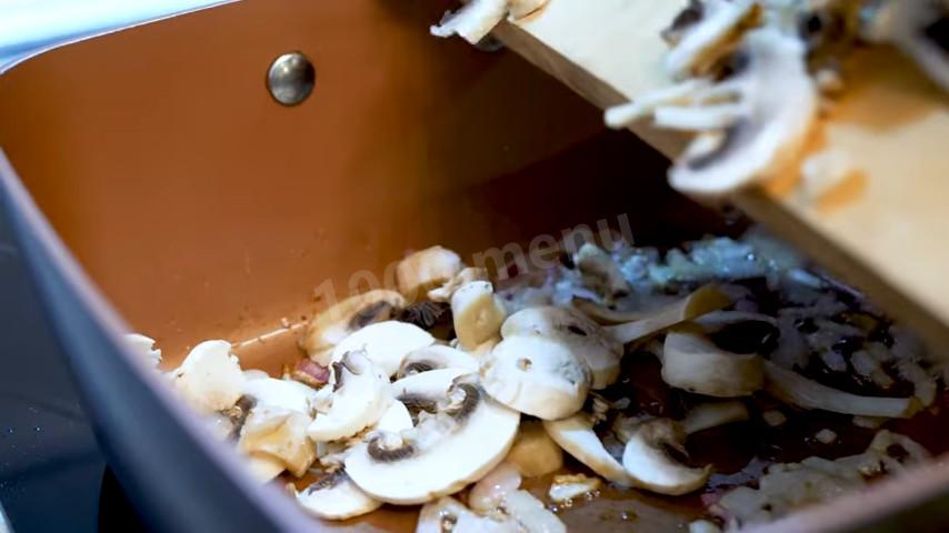 Шаг 5 приготовления Паста спагетти с шампиньонами и твердым сыром пармезан