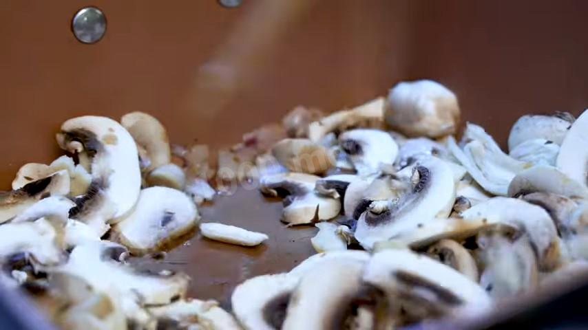 Шаг 6 приготовления Паста спагетти с шампиньонами и твердым сыром пармезан