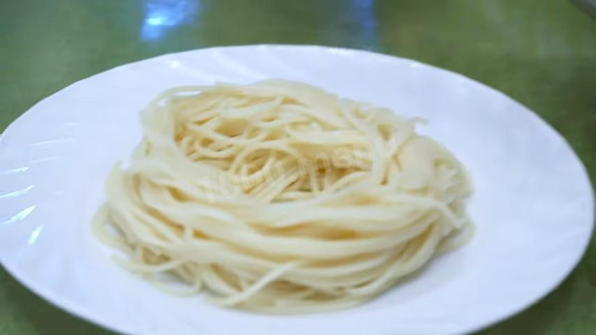 Шаг 7 приготовления Паста спагетти с шампиньонами и твердым сыром пармезан