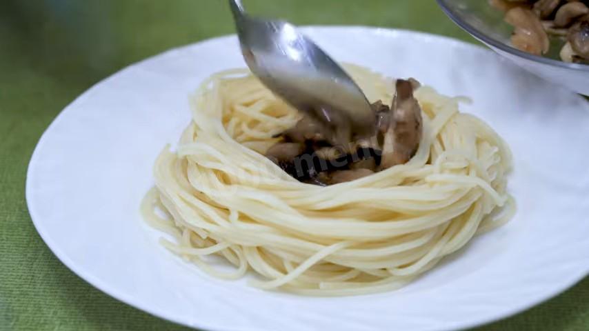 Шаг 8 приготовления Паста спагетти с шампиньонами и твердым сыром пармезан