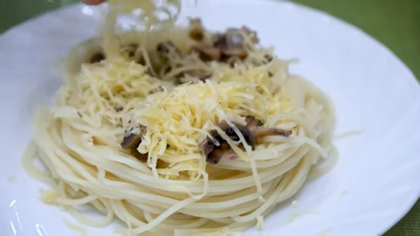 Шаг 9 приготовления Паста спагетти с шампиньонами и твердым сыром пармезан