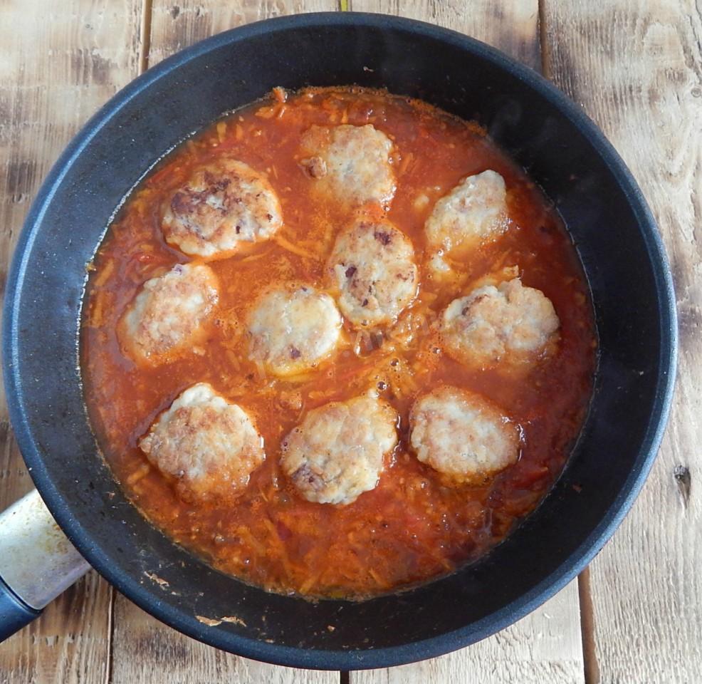 Шаг 10 приготовления Мясные тефтели из говяжьего фарша с рисом и томатной пастой