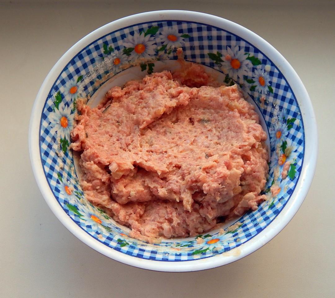 Шаг 5 приготовления Мясные тефтели из говяжьего фарша с рисом и томатной пастой