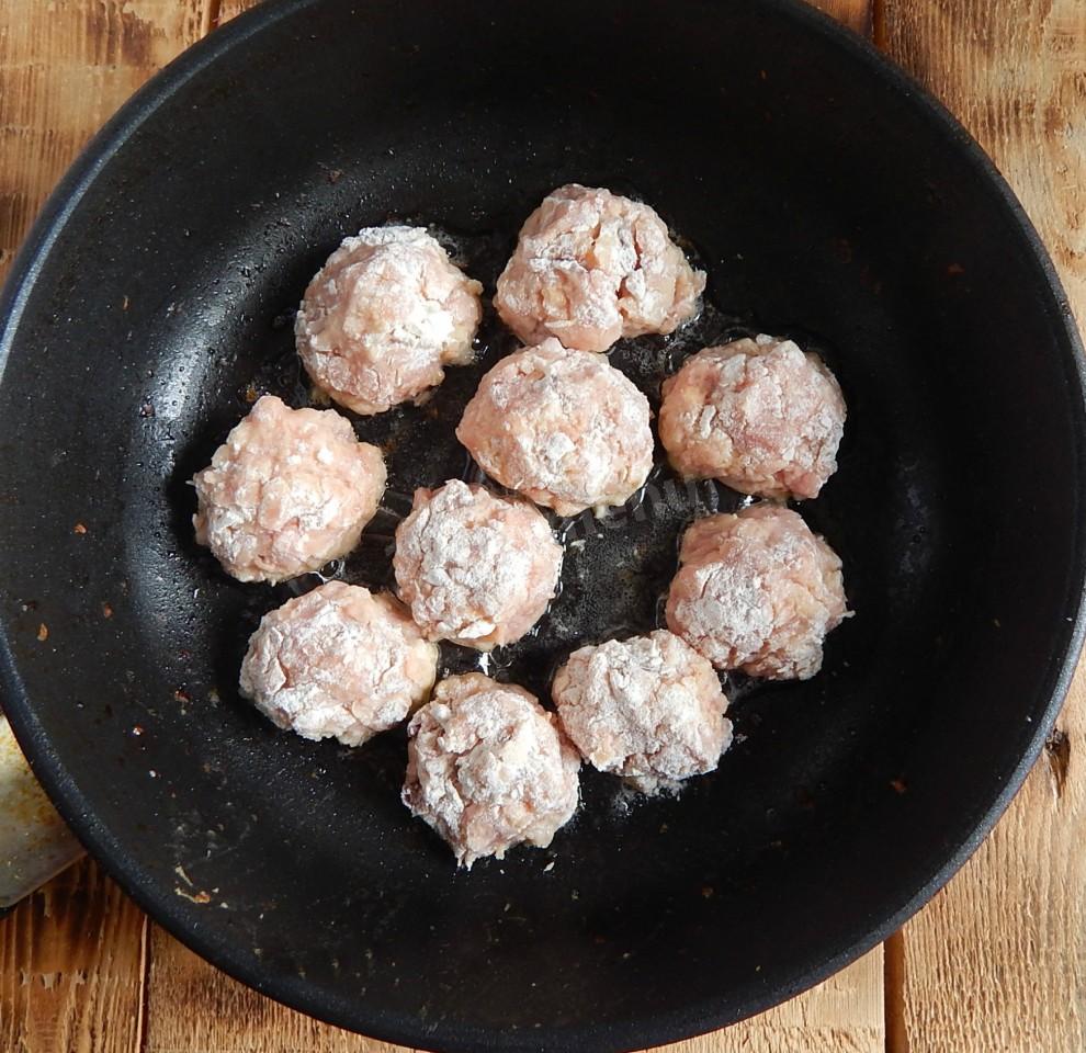 Шаг 6 приготовления Мясные тефтели из говяжьего фарша с рисом и томатной пастой