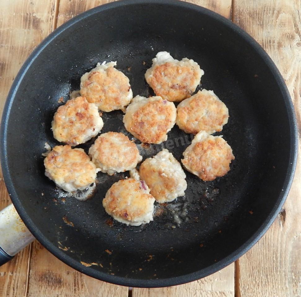 Шаг 7 приготовления Мясные тефтели из говяжьего фарша с рисом и томатной пастой