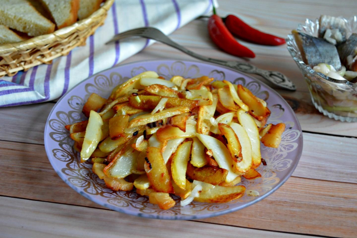 Обложка рецепта Жареная картошка с репчатым луком и шкварками