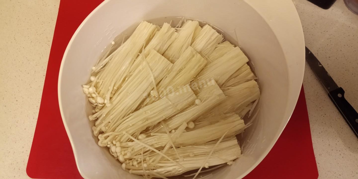 Шаг 3 приготовления Рулетики с грибами эноки