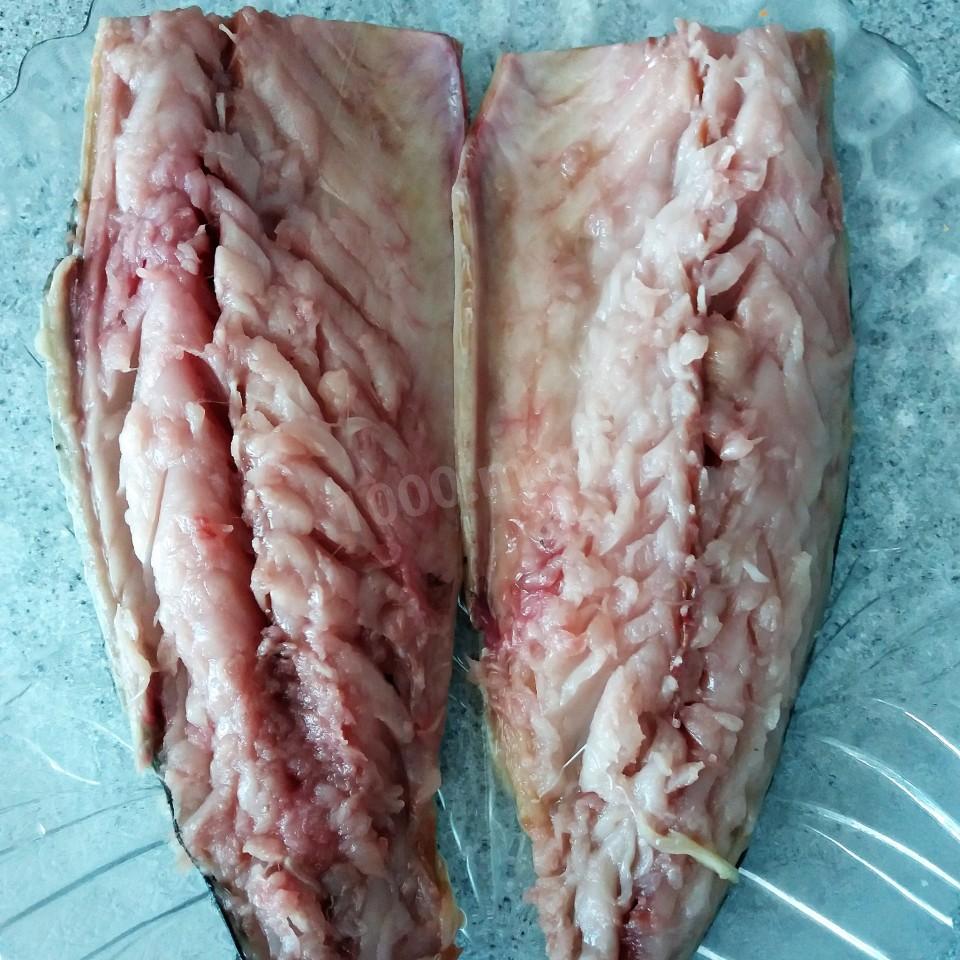 Шаг 1 приготовления Скумбрия запеченная с овощами в сливках в духовке