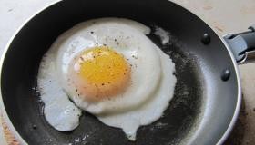 Шаг 3 приготовления Каша злаковая с яйцом и беконом
