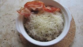 Шаг 5 приготовления Каша злаковая с яйцом и беконом