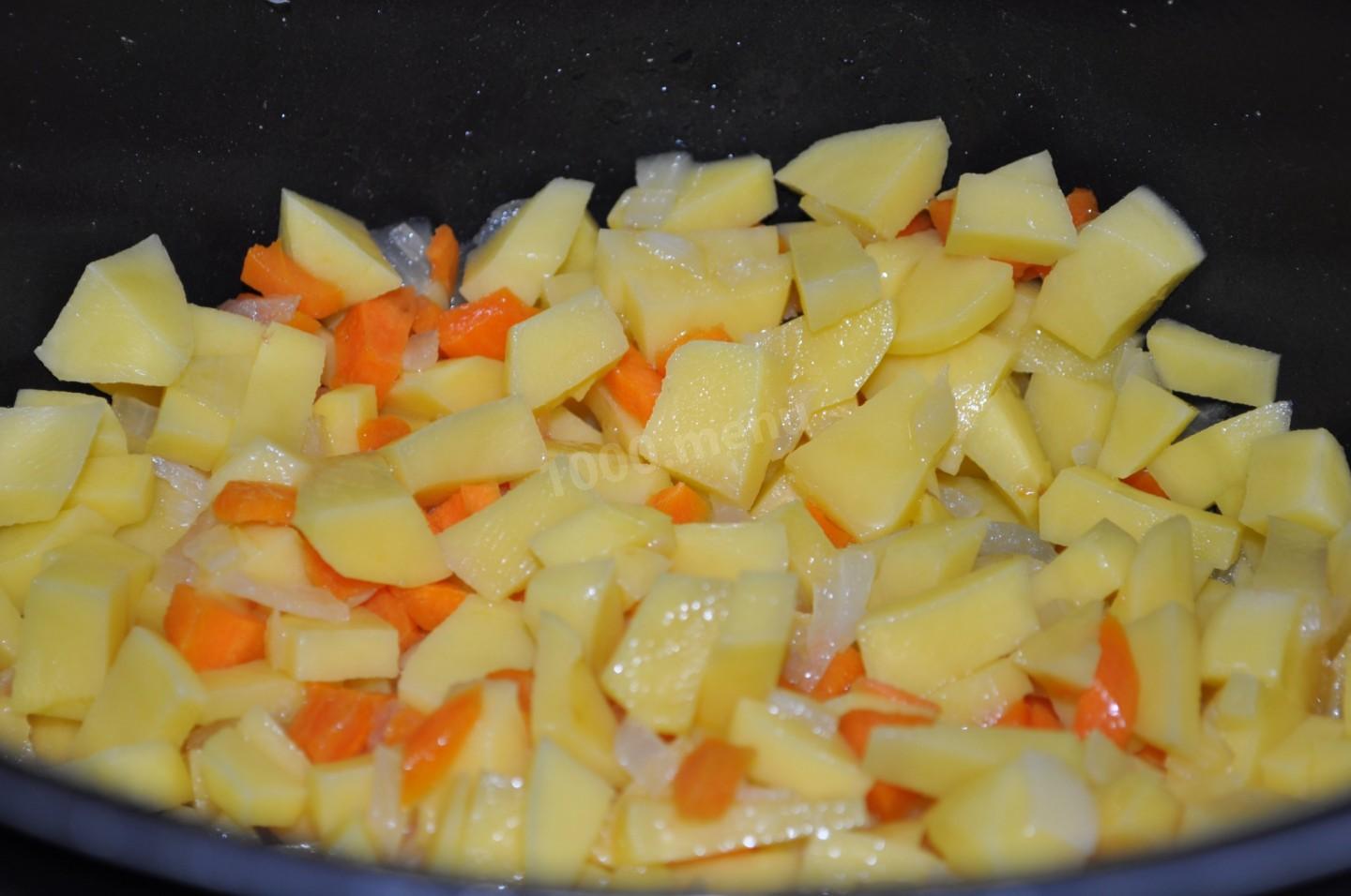Шаг 3 приготовления Жаркое с сосисками, помидорами черри и острым перцем