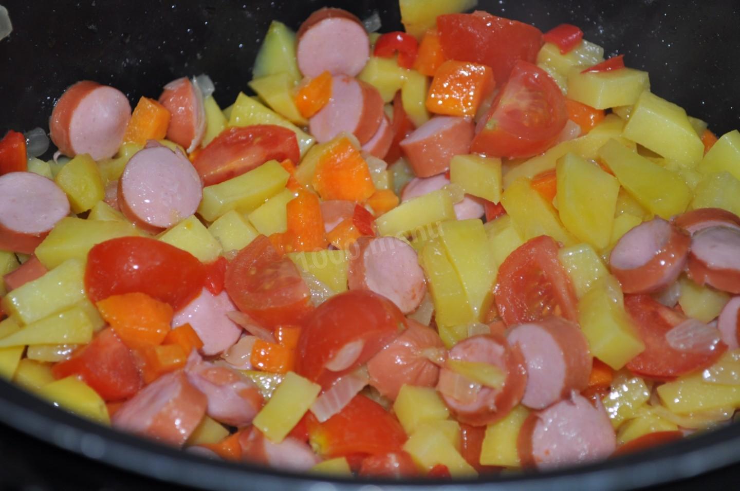Шаг 7 приготовления Жаркое с сосисками, помидорами черри и острым перцем
