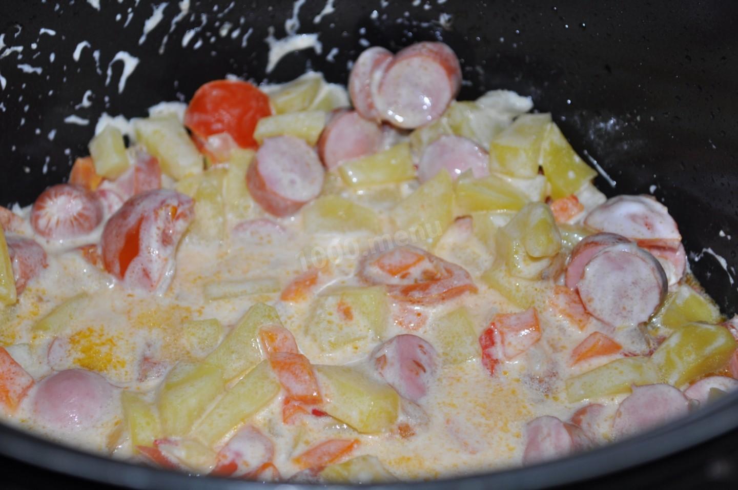 Шаг 9 приготовления Жаркое с сосисками, помидорами черри и острым перцем