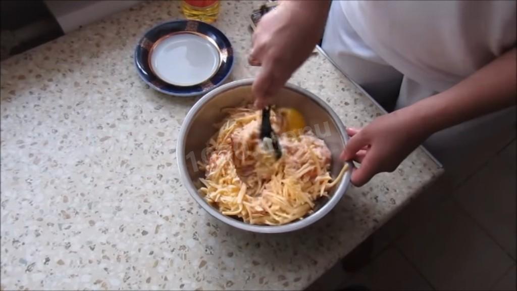 Шаг 2 приготовления Куриные шарики из фарша с сыром в духовке