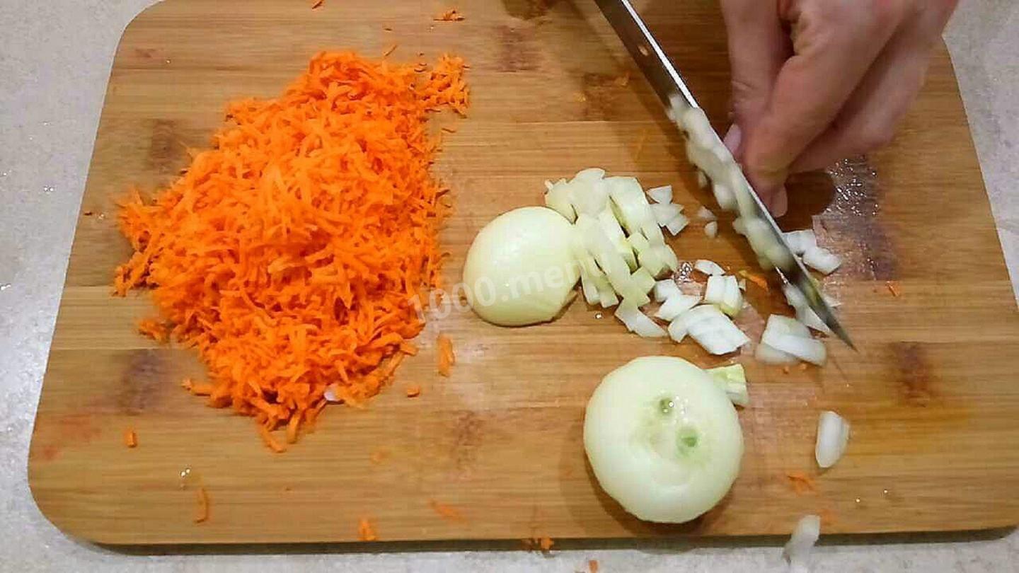 Шаг 1 приготовления Тушеная капуста с морковкой луком крылышками в мультиварке