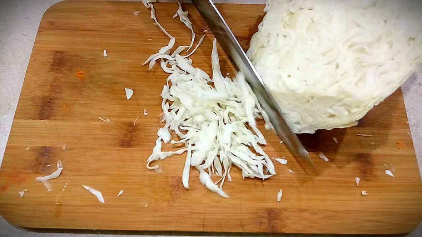 Шаг 3 приготовления Тушеная капуста с морковкой луком крылышками в мультиварке