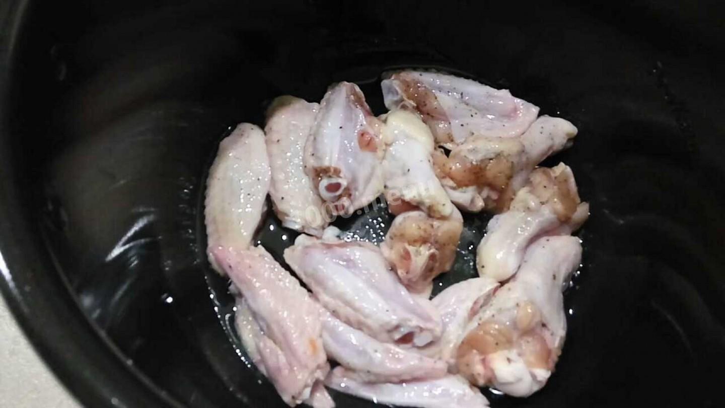 Шаг 4 приготовления Тушеная капуста с морковкой луком крылышками в мультиварке