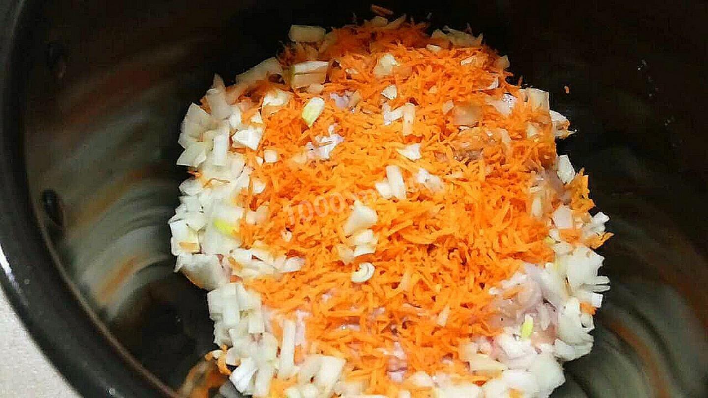 Шаг 5 приготовления Тушеная капуста с морковкой луком крылышками в мультиварке