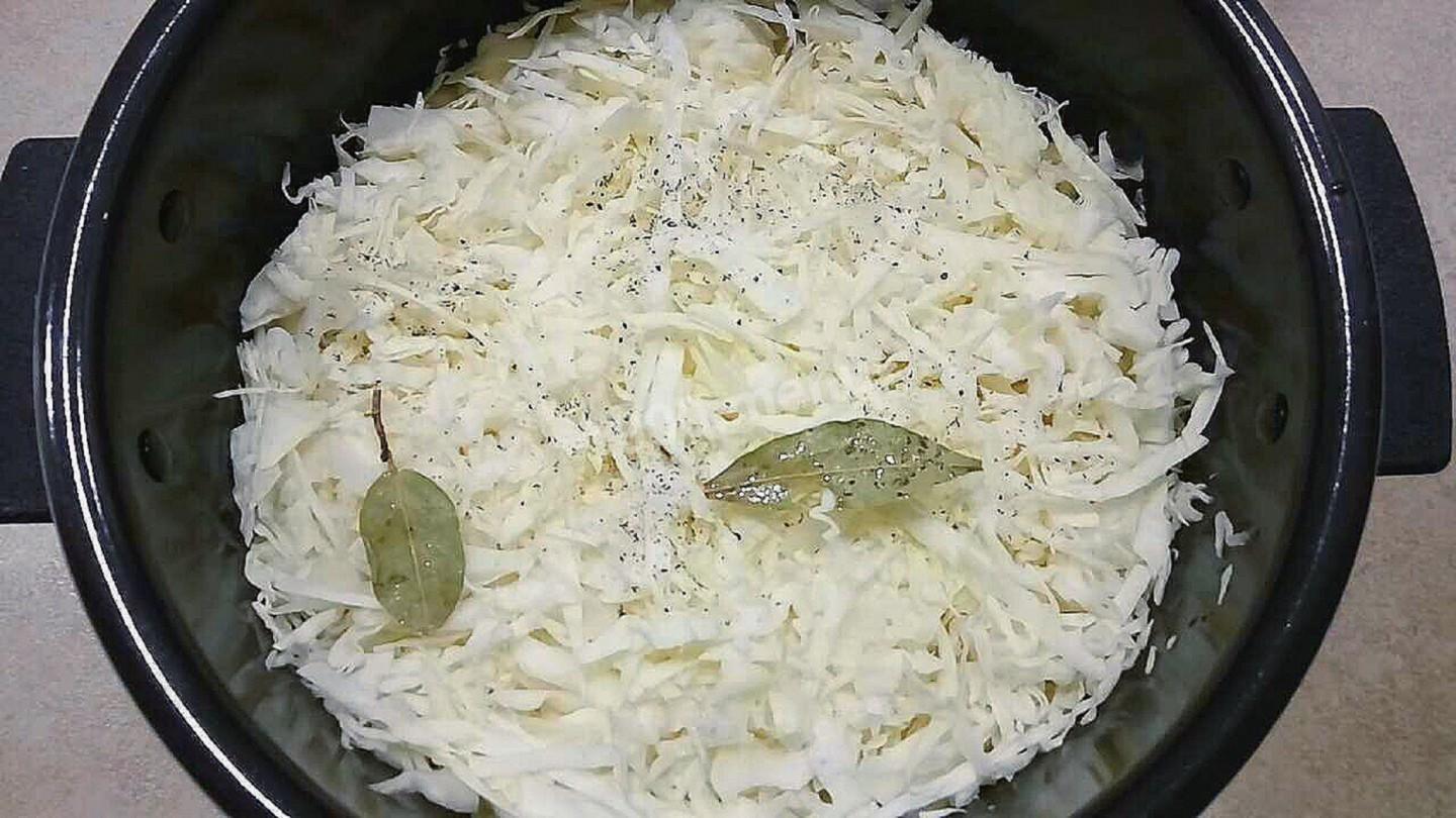 Шаг 6 приготовления Тушеная капуста с морковкой луком крылышками в мультиварке