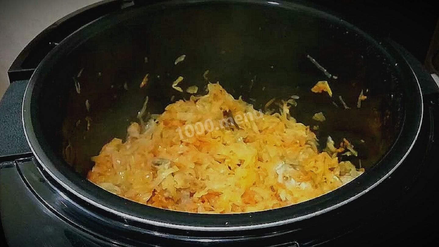 Шаг 8 приготовления Тушеная капуста с морковкой луком крылышками в мультиварке