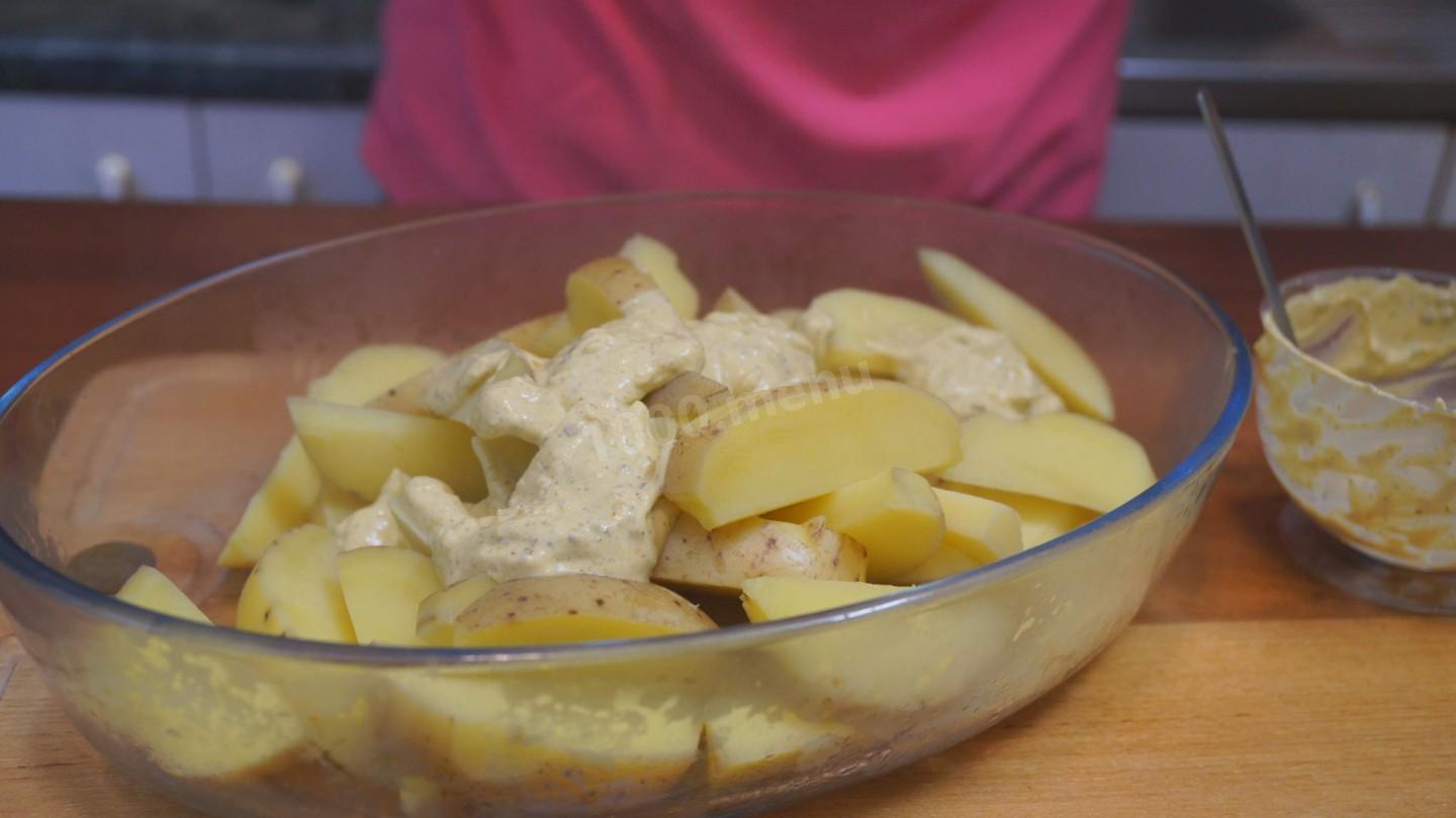 Шаг 5 приготовления Запеченный картофель с корочкой под соусом