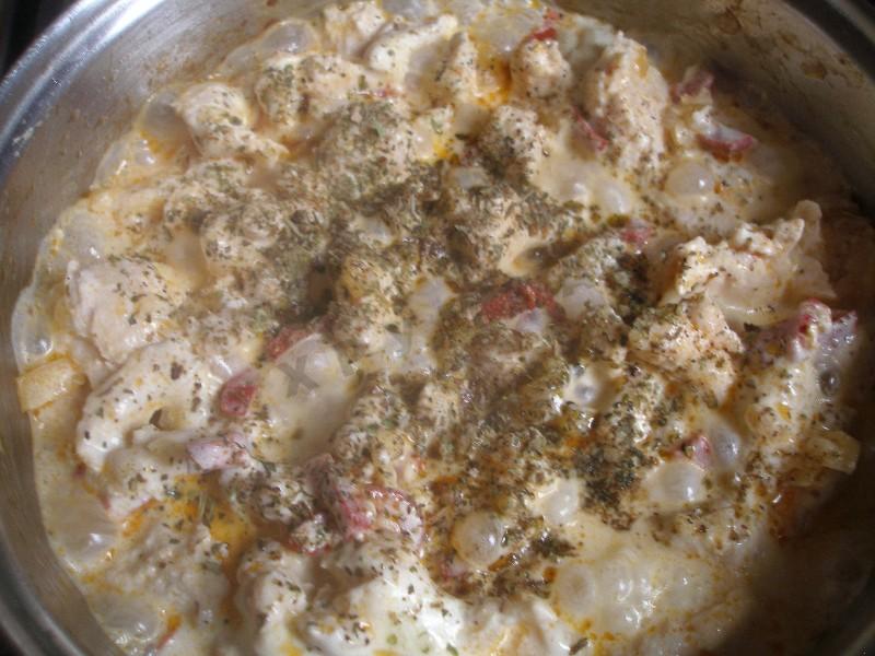 Шаг 8 приготовления Филе куриной грудки с болгарским перцем в сметане