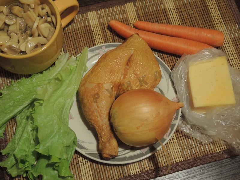 Шаг 1 приготовления Салат с копченым окорочком и грибами