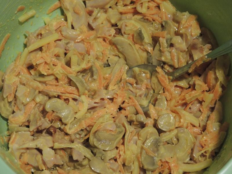 Шаг 10 приготовления Салат с копченым окорочком и грибами