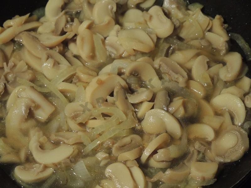 Шаг 4 приготовления Салат с копченым окорочком и грибами