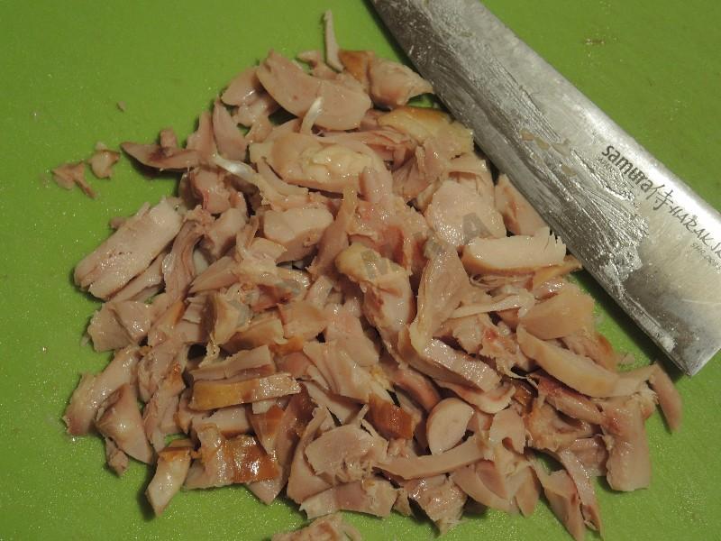 Шаг 8 приготовления Салат с копченым окорочком и грибами