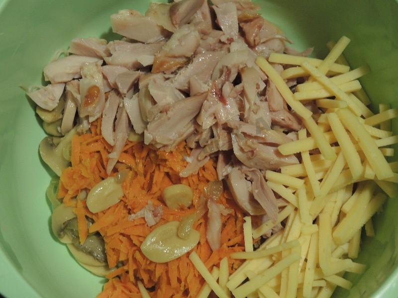 Шаг 9 приготовления Салат с копченым окорочком и грибами