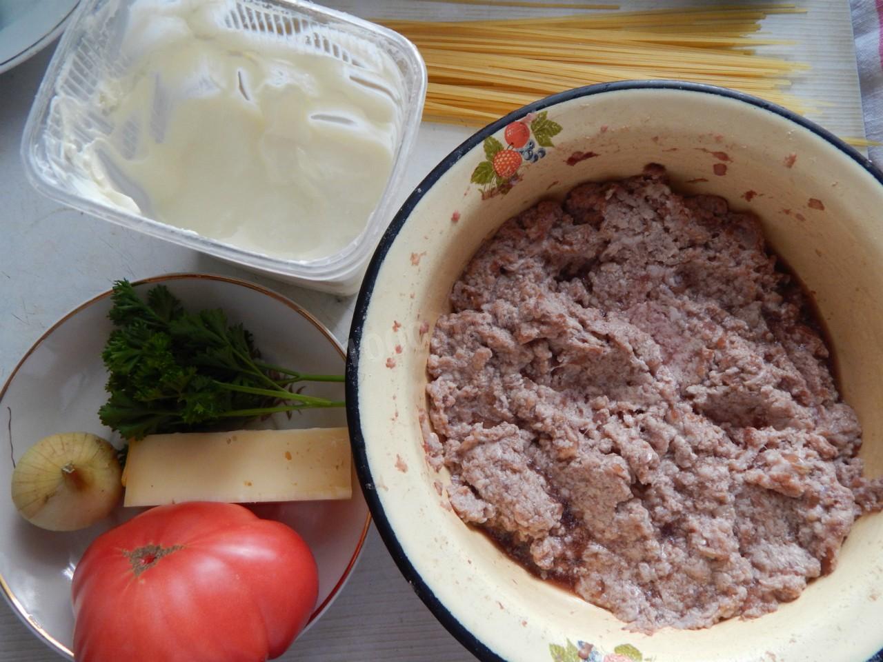 Шаг 1 приготовления Спагетти с фаршем, помидорами и сыром в духовке