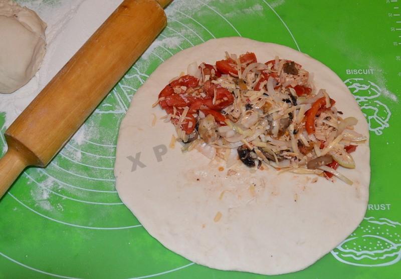 Шаг 10 приготовления Закрытая пицца кальцоне с курицей и грибами