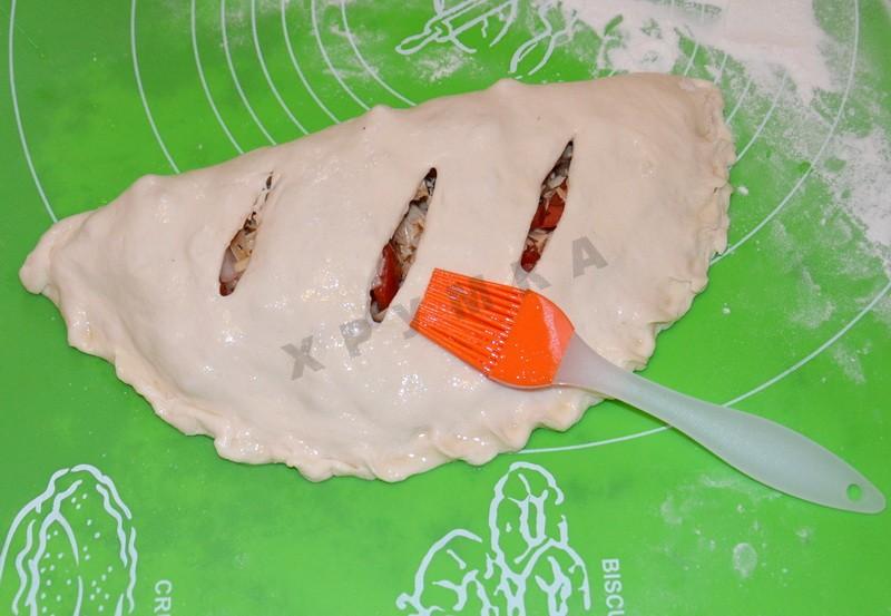 Шаг 11 приготовления Закрытая пицца кальцоне с курицей и грибами